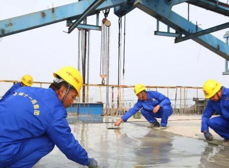 漢江大橋修建使用手拉葫蘆進行吊運作業